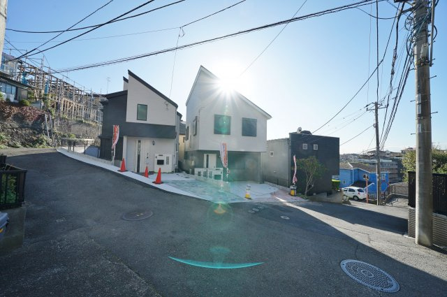 スタイリッシュなデザイン住宅！全館洗浄の良水工房設備。屋根裏収納♪保土ヶ谷区東川島町全2棟新築一戸建の前面道路含む現地写真