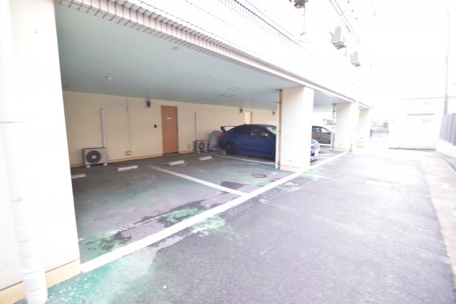 シンエイ第8東船橋マンションの駐車場|駐車場に車を止められます