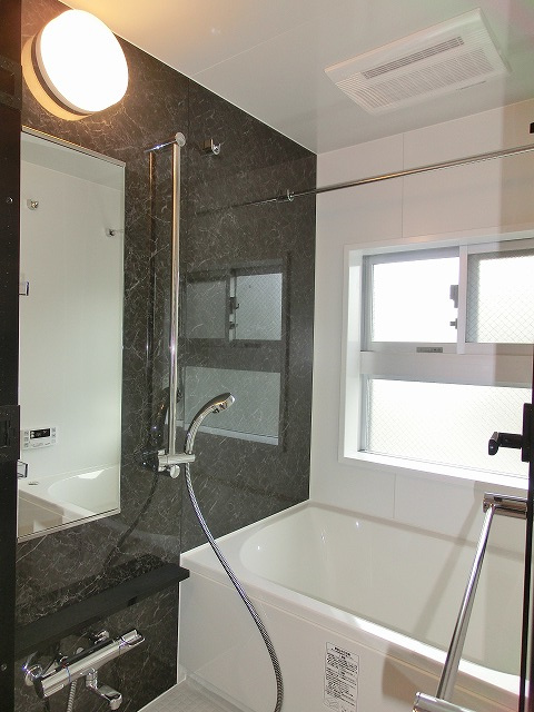 クレヴィアリグゼ日暮里の浴室