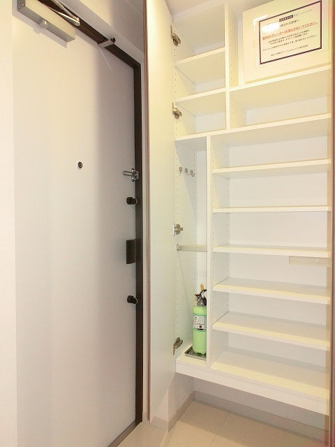 クレヴィアリグゼ日暮里の玄関