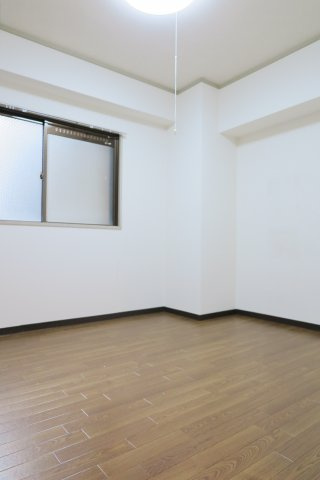 北畠西清川ビルの洋室