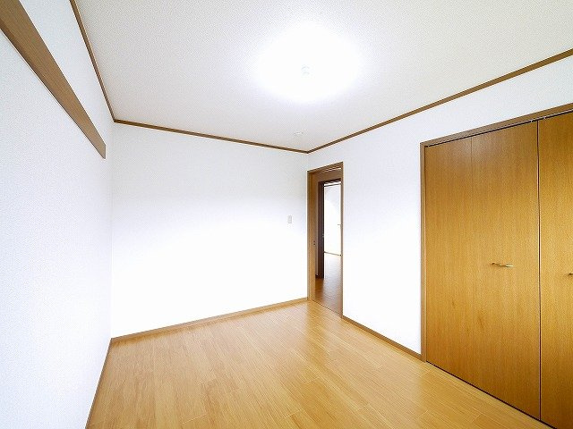 レフィナード富雄の洋室|明るい洋室です