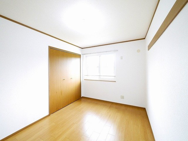 レフィナード富雄の洋室|落ち着いた色調の洋室です