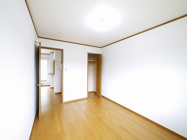 レフィナード富雄の洋室|明るい洋室です