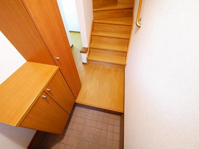 レフィナード富雄の玄関|収納もある玄関です