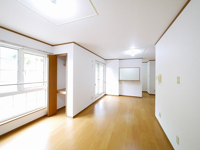 レフィナード富雄の内装|ゆったり過ごせるリビングです