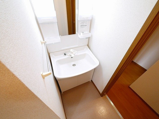 レフィナード富雄の独立洗面台|忙しい朝には欠かせない洗面所です