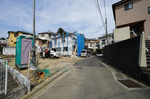 保土ヶ谷区岩崎町全3棟　新築戸建て【成約】の前面道路含む現地写真