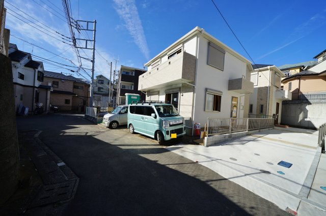 カースペース３台！全居室６帖以上♪シューズクローク、食品庫付。岩崎町全3棟新築戸建ての前面道路含む現地写真