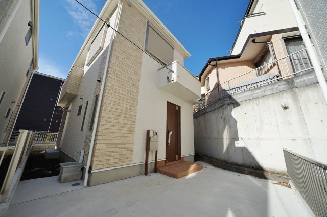 カースペース３台！全居室６帖以上♪シューズクローク、食品庫付。岩崎町全3棟新築戸建ての外観