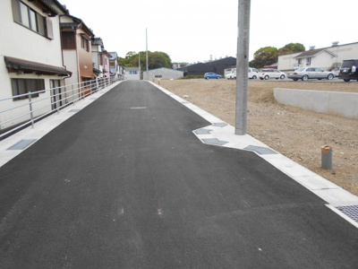 【前面道路含む現地写真】 | 高知市瀬戸２丁目分譲地