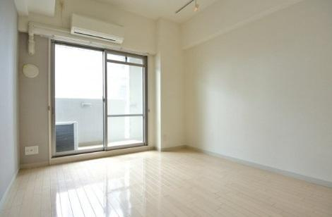 ミュプレ北浜　BRAVI不動産の居間・リビング|【ミュプレ北浜】ゆったり過ごせる居間です