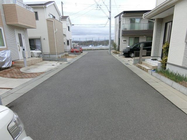 神戸市西区今寺　中古戸建の前面道路含む現地写真|前面道路も６M広々　開発団地です