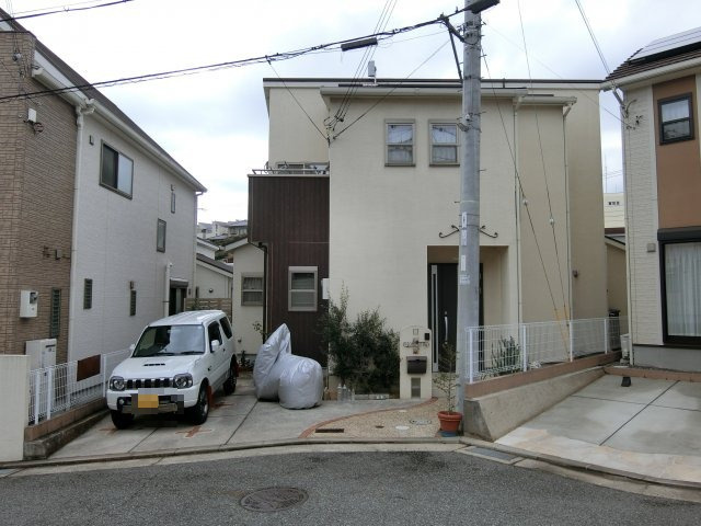 明石市松が丘北町　中古戸建の外観|東向きの外観です　東西両面道路です