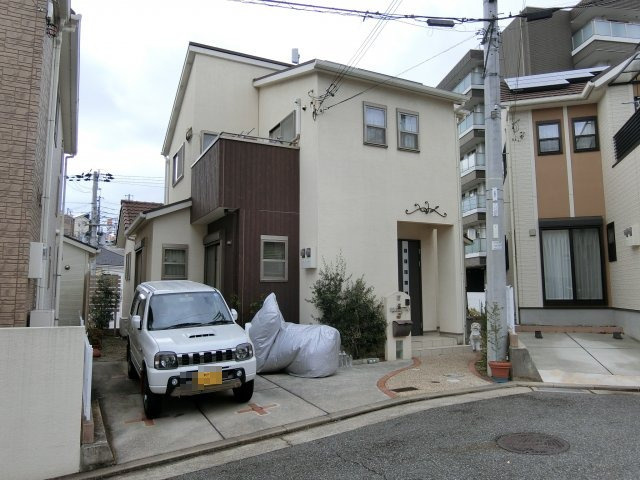 明石市松が丘北町　中古戸建の前面道路含む現地写真