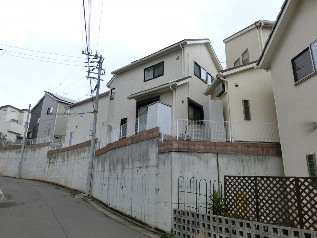 明石市松が丘北町　中古戸建の前面道路含む現地写真|西側道路から撮影　道路との高低差があるので防犯面では安心です