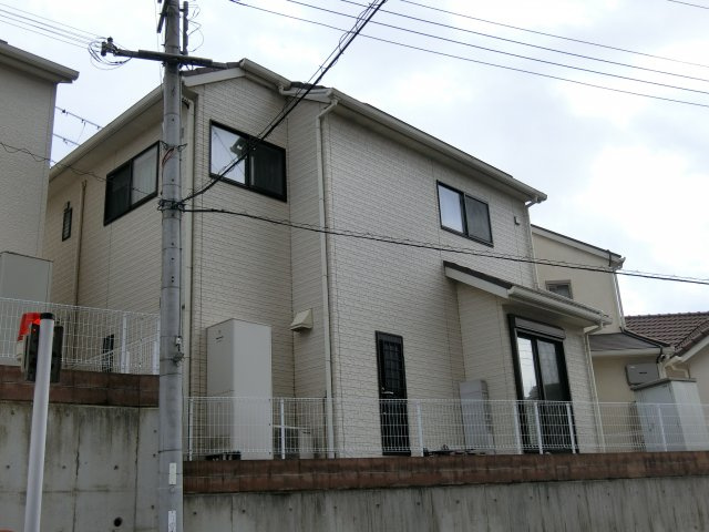 明石市松が丘北町　中古戸建の前面道路含む現地写真|西側道路から撮影　道路との高低差があるので防犯面では安心です
