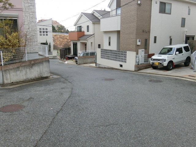 明石市松が丘北町　中古戸建の前面道路含む現地写真|前面道路も広く車の出し入れも容易です　開発団地内で綺麗なおうちが多いです