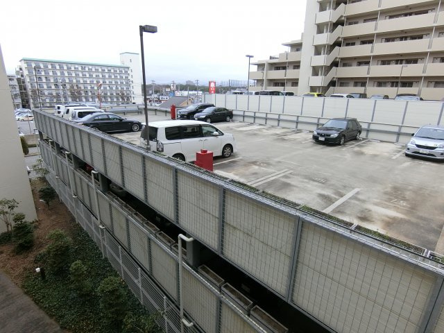 ビスタグランデ神戸星陵台C棟の駐車場