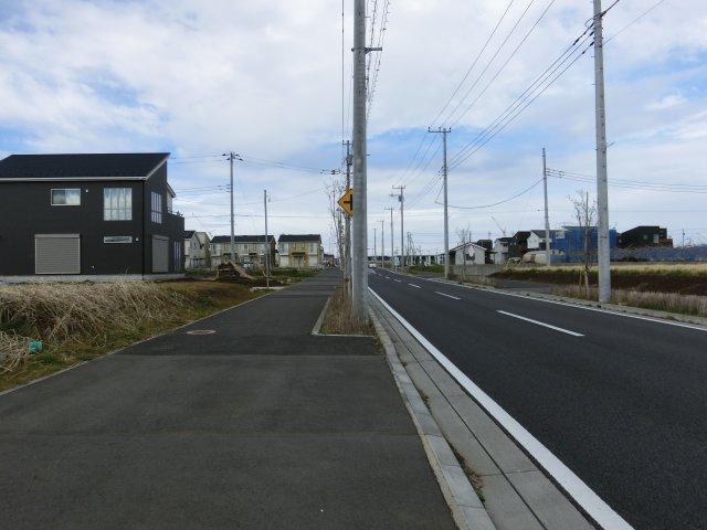 八千代市緑が丘西５丁目　売地　約６７坪　東南側１６ｍ公道面　開放的の前面道路含む現地写真