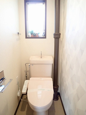 【トイレ】 | リバーハイツ麻生 | トイレは温水洗浄便座付き♪人気のバストイレ別です！窓のあるトイレで換気もOK☆嫌なニオイがこもりません！