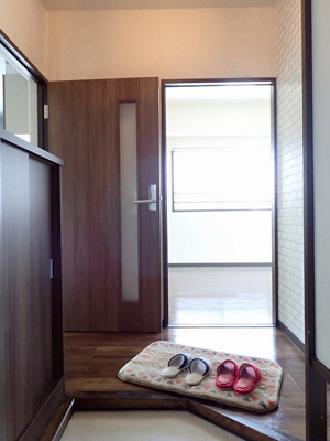 【玄関】 | リバーハイツ麻生 | 玄関から室内への景観です！右手にトイレ、左手にリビングダイニングキッチンがあります☆