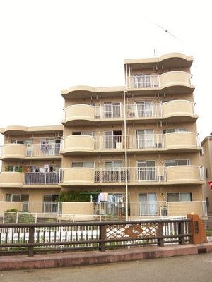 【外観】 | リバーハイツ麻生 | 小田急線「柿生」駅まで徒歩10分！鉄筋コンクリートの5階建てマンションです♪通勤通学はもちろん、お買い物やお出かけにもGood☆