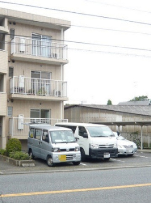 【駐車場】 | リバーハイツ麻生 | いつでも目の届く敷地内に駐車場を完備しています♪お車をお持ちのファミリーさんにオススメです☆