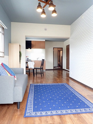 【居間・リビング】 | リバーハイツ麻生 | 南西向きリビングダイニングキッチン13帖☆バルコニー側からの眺めです♪椅子とテーブルを囲んで家族団欒の時間を過ごせます♪