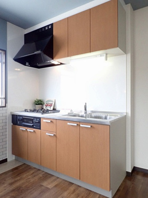 【キッチン】 | リバーハイツ麻生 | 3口コンロ/グリル付きのシステムキッチンです☆窓があるので換気もOK♪場所を取るお鍋やお皿もたっぷり収納できてお料理がはかどります！