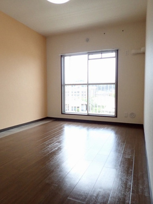 【洋室】 | リバーハイツ麻生 | 南西向き洋室6帖☆バルコニーとリビングダイニングキッチンに繋がっています！ベッドを置いて寝室にするのもオススメです☆