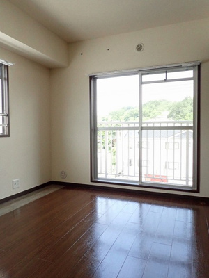 【洋室】 | リバーハイツ麻生 | 洋室6帖☆玄関側にある角部屋二面採光のお部屋です！こちらのお部屋にもバルコニー付き！子供部屋や書斎・寝室など多用途に使えそう♪