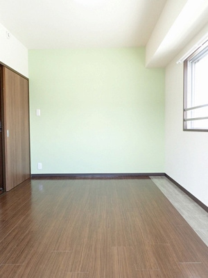 【子供部屋】 | リバーハイツ麻生 | 洋室6帖☆クローゼットがあります♪爽やかなカラーのアクセントクロスがお部屋を明るくしてくれますね☆