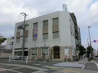 【外観】 | 国道２号線に面した角地のビル２階部分です。屋上の広告看板を利用可能です。（別途費用要）