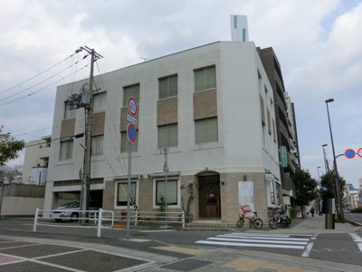 【外観】 | OCビル | 国道２号線に面した角地のビル２階部分です。屋上の広告看板を利用可能です。（別途費用要）