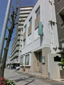 【外観】 | 2号線に面した明るいビルです。