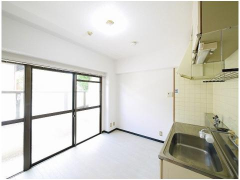 ロイヤルモアあやめ池の居間・リビング|居間です