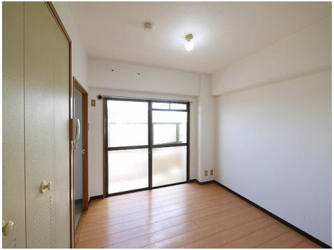 ロイヤルモアあやめ池の洋室|落ち着いた色調の洋室です