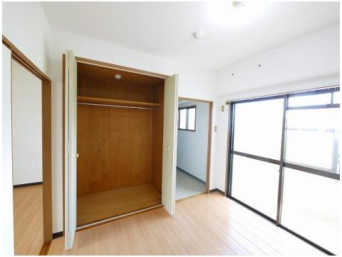 ロイヤルモアあやめ池の収納|たっぷりとした収納スペースです