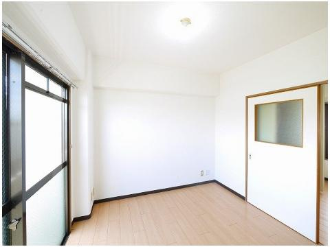 ロイヤルモアあやめ池の洋室|子供部屋としても使い勝手の良いお部屋です