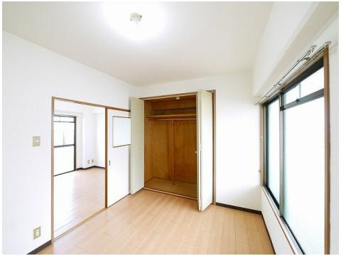 ロイヤルモアあやめ池の洋室|きれいな洋室です