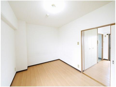 ロイヤルモアあやめ池の洋室|使い勝手のいい洋室です