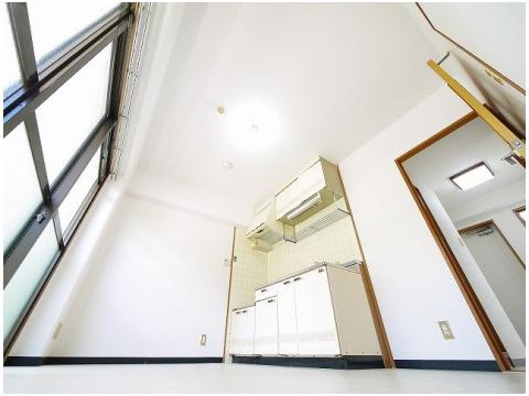 ロイヤルモアあやめ池の居間・リビング|ゆったり過ごせる居間です