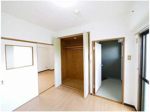 ロイヤルモアあやめ池の寝室|落ち着いて過ごせるお部屋なので、寝室にいかがでしょうか