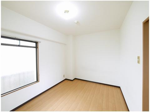 ロイヤルモアあやめ池の洋室|ゆったりした洋室です