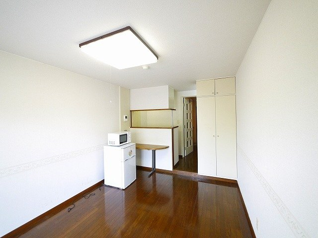 みつがらすの居間・リビング|広々とした洋室です