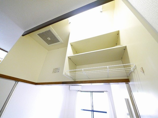 みつがらすのキッチン|上の棚に収納するスペースがあります