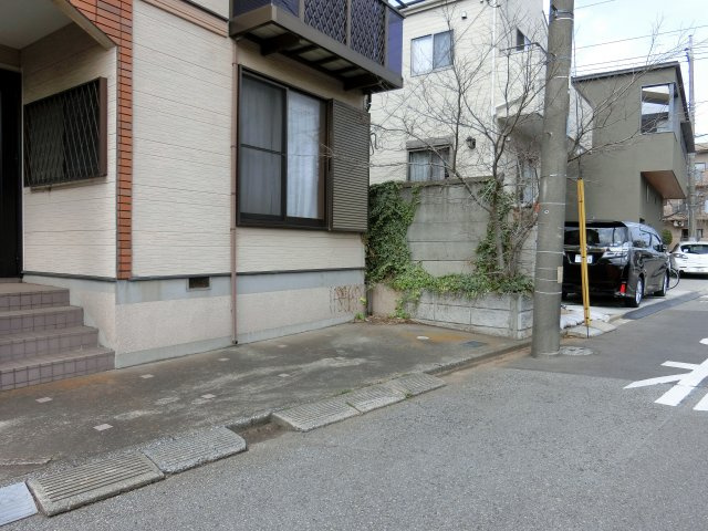 花見川区浪花町　売地　１５．５ｍ公道面　建築条件なしの前面道路含む現地写真
