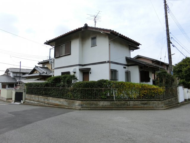 花見川区朝日ヶ丘５丁目　売地　約５５坪の整形地　建築条件なし　南東６ｍ公道×北東６ｍ公道　角地の前面道路含む現地写真