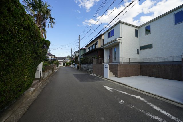 保土ヶ谷区権田坂1丁目　新築戸建【成約】の前面道路含む現地写真